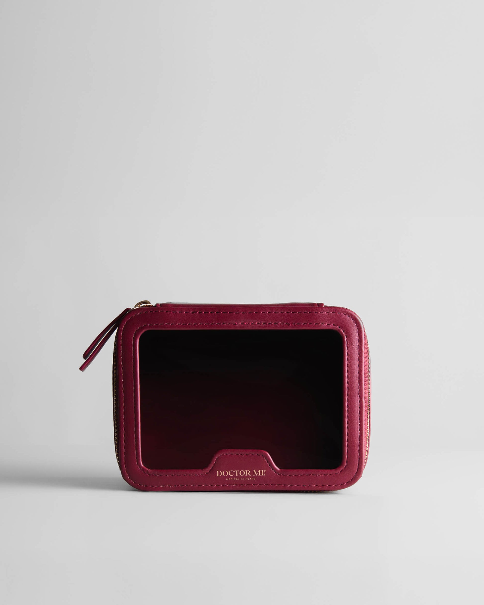DOCTOR MI! BEAUTY BAG S praktische Kosmetiktasche vereint Funktionalität und Eleganz in roter Tasche auf grauem Hintergrund