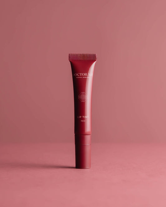 DOCTOR MI! PLUMPING LIP TINT innovative Lippenpflege mit einem Hauch von Farbe für eine gestärkte Hautbarriere in roter Tube auf rotem Hintergrund für sofortigen Plumping-Effekt