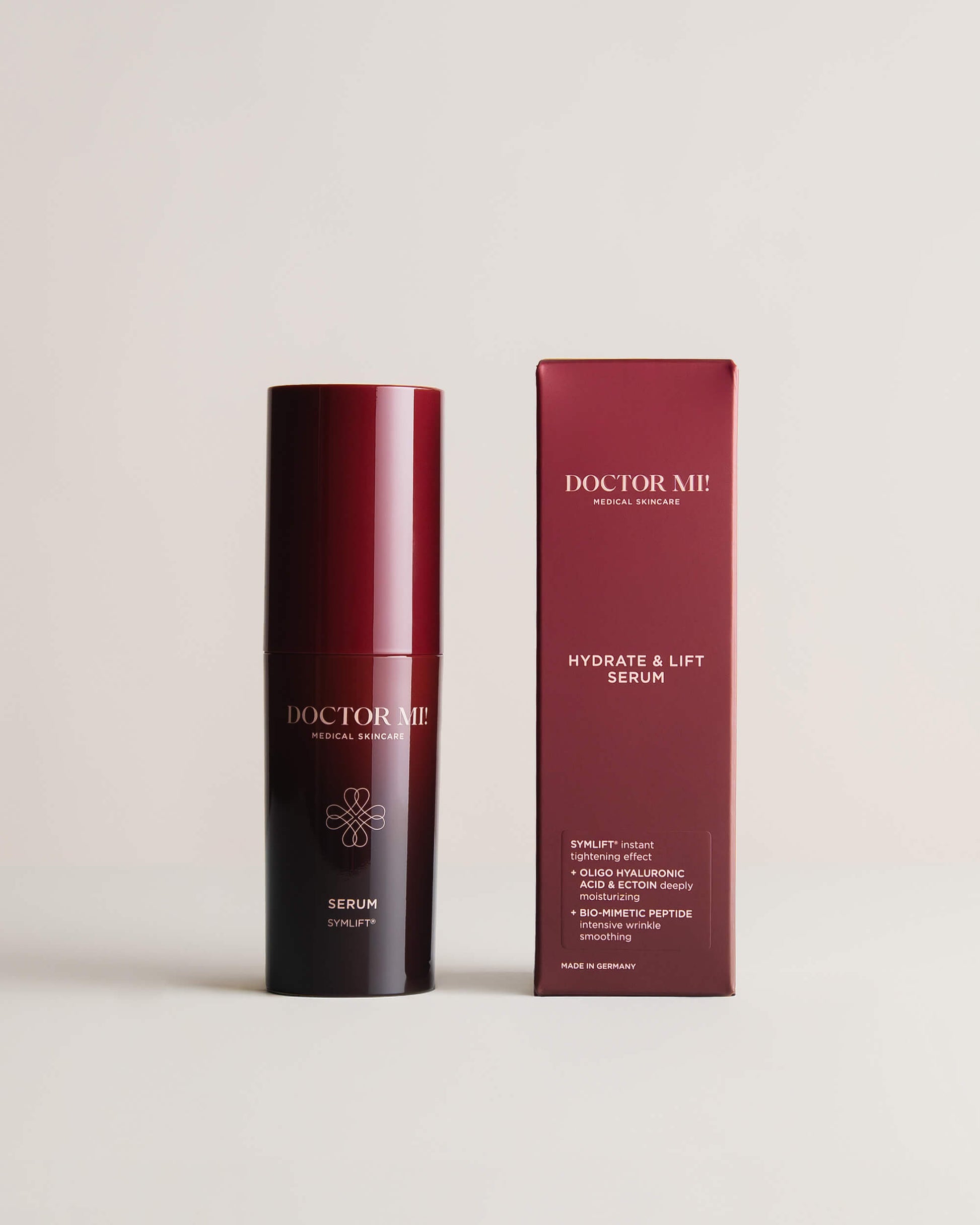 DOCTOR MI! HYDRATE & LIFT SERUM Feuchtigkeits-Serum mit Straffungseffekt für intensive Faltenglättung in roten Pumpspender neben roter Verpackung auf grauem Hintergrund
