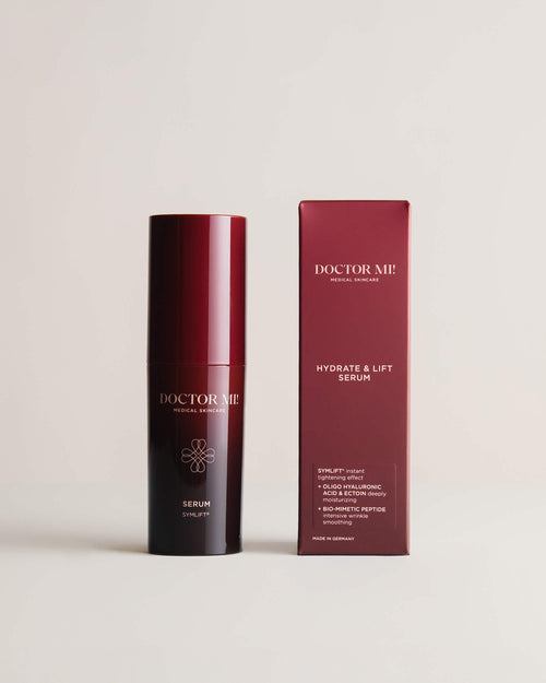 DOCTOR MI! HYDRATE & LIFT SERUM Feuchtigkeits-Serum mit Straffungseffekt für intensive Faltenglättung in roten Pumpspender neben roter Verpackung auf grauem Hintergrund
