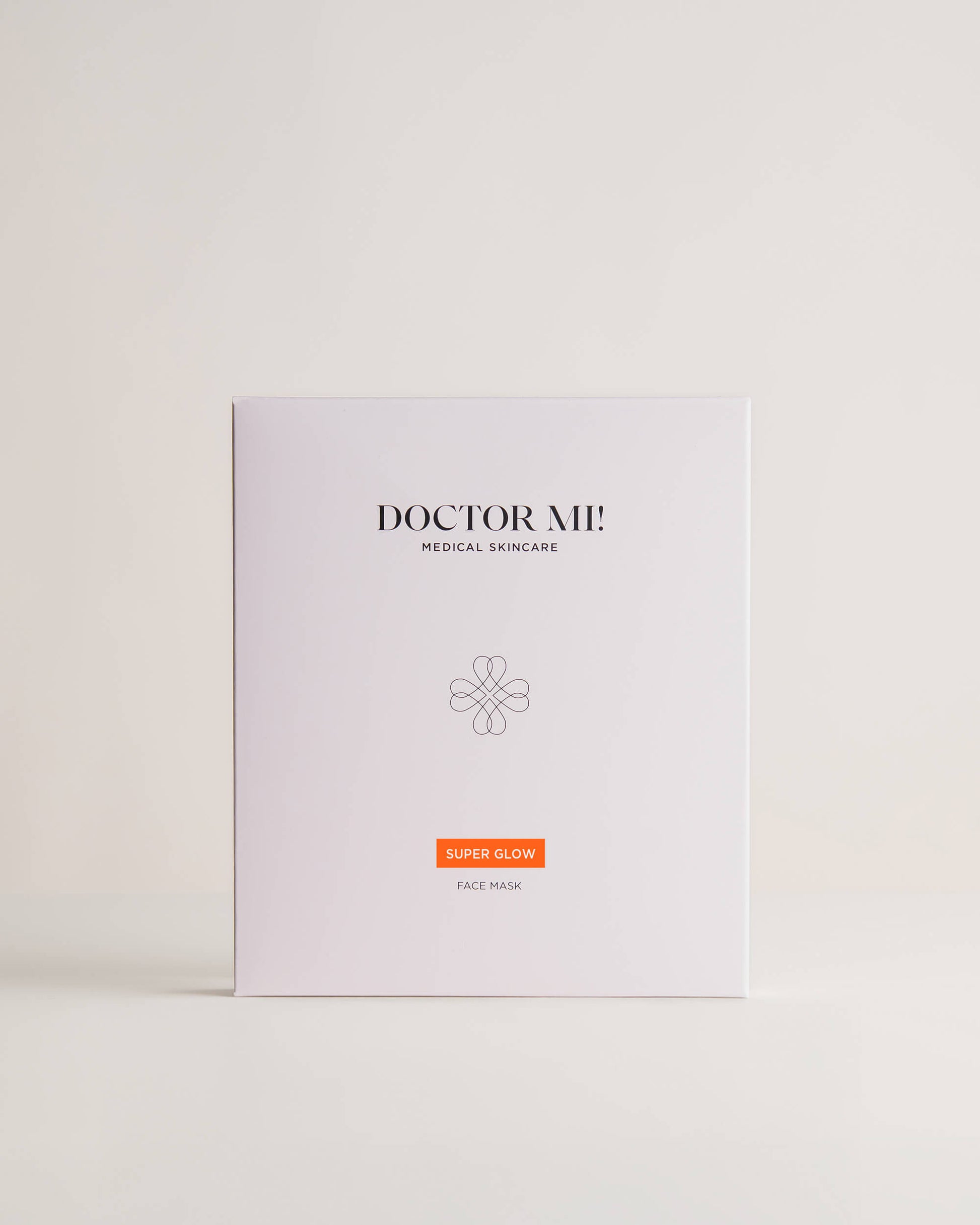 DOCTOR MI! SUPER GLOW FACE MASK sanfte exfolierende Gesichtsmaske für ein verfeinertes Hautbild aus natürlichen Biocellulose-Fasern in weißer Verpackung auf weißem Hintergrund