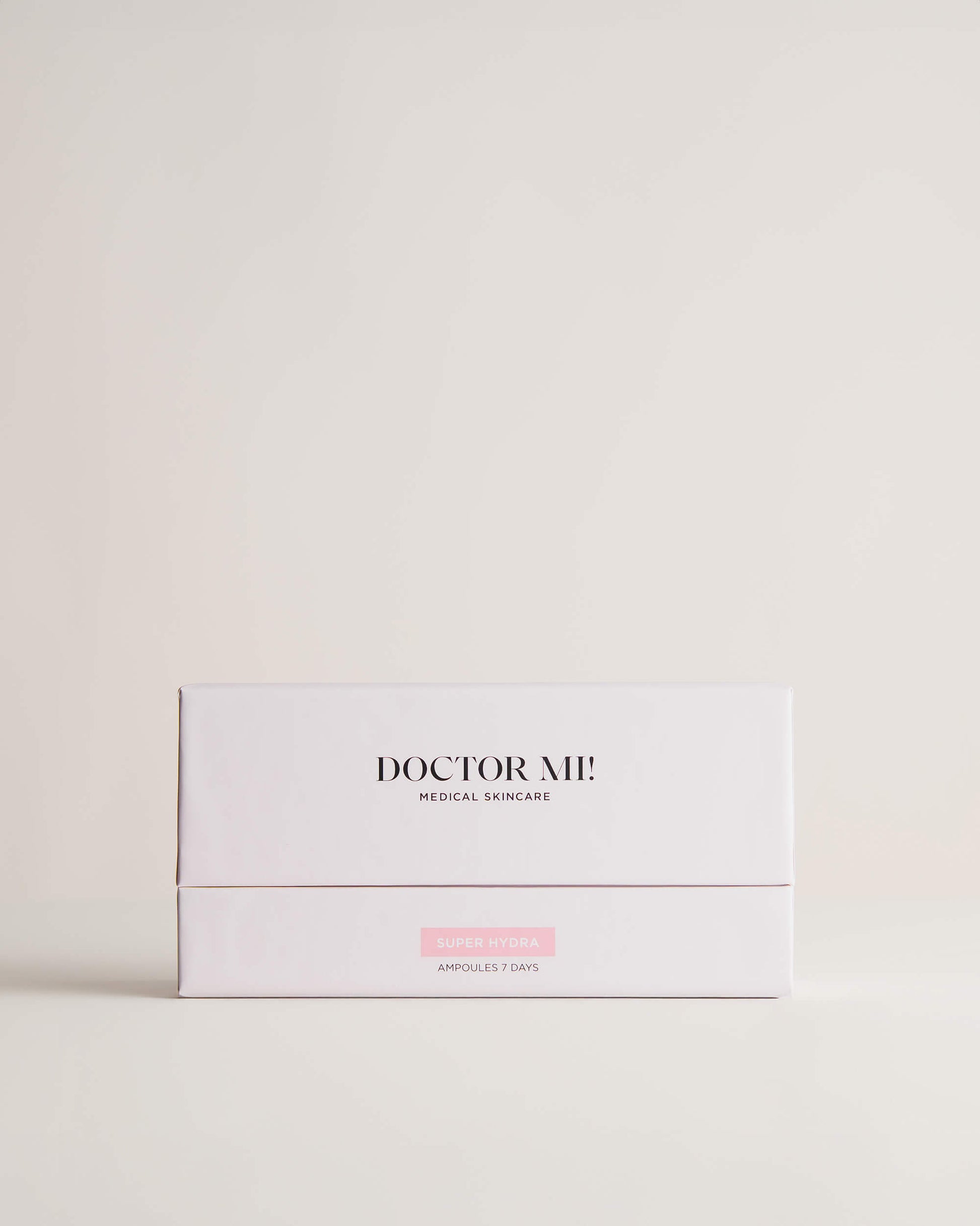 DOCTOR MI! SUPER HYDRA AMPOULES intensive Feuchtigkeit Ampullen für eine starke Hautbarriere und intensive Pflege in weißer Verpackung auf grauem Hintergrund