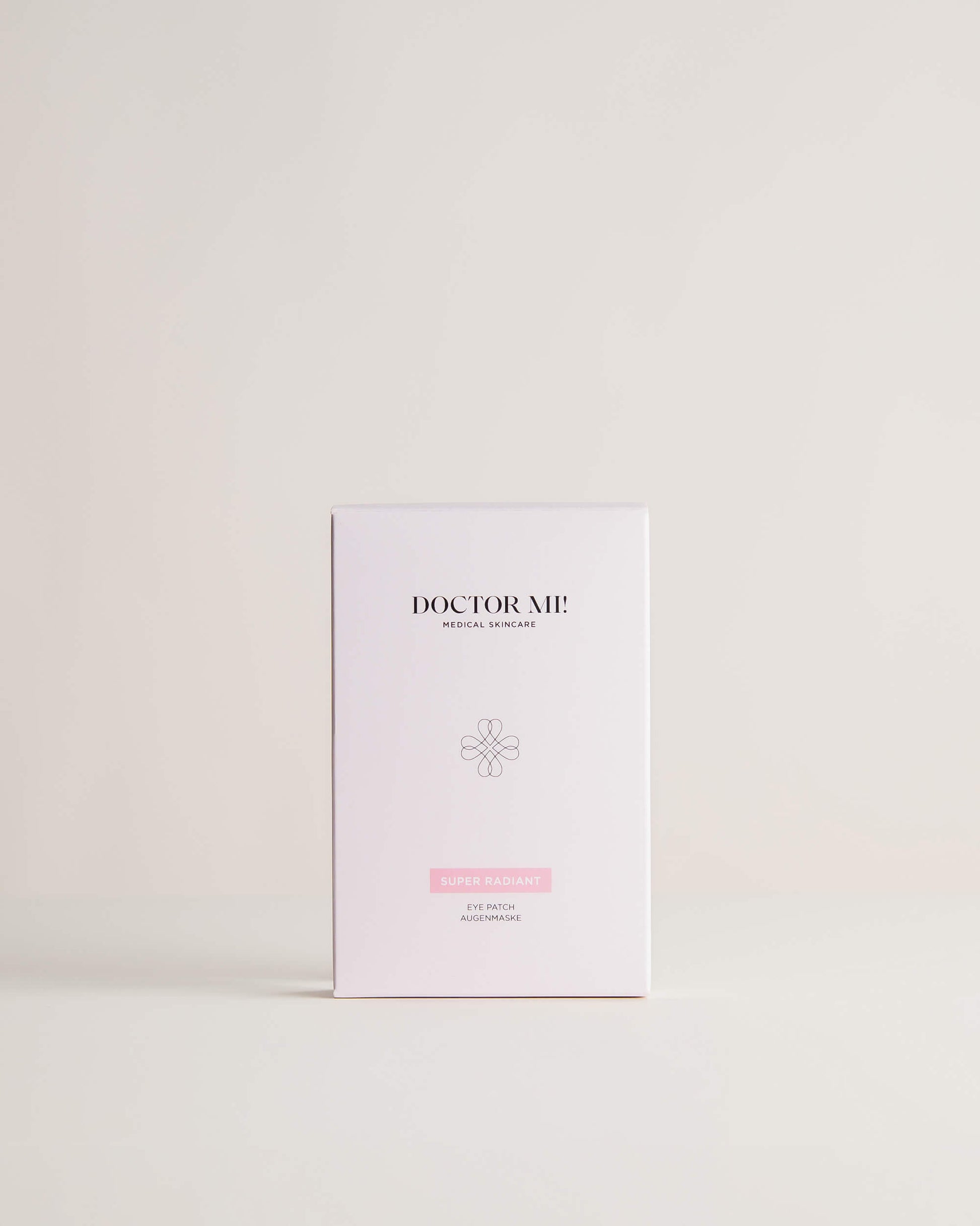 DOCTOR MI! SUPER RADIANT EYE PATCHES Augenpatches aus natürlichen Biocellulose-Fasern für einen sofortigen Strahlkraft-Booster für müde Augen in weißer Verpackung auf weißem Hintergrund