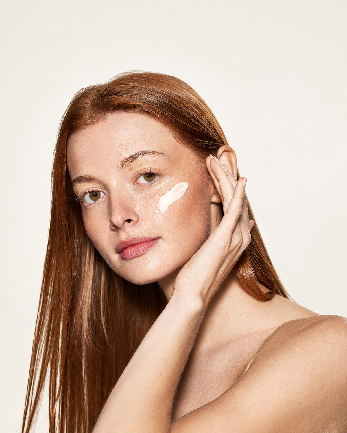DOCTOR MI! PROTECTING CREAM SPF50 Sonnenschutz mit Lichtschutzfaktor 50+ und Vitamin E für maximalen Schutz mit geschmeidiger weißer Textur aufgetragen auf Wange