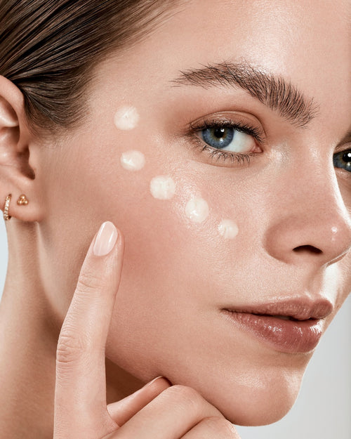 DOCTOR MI! CORRECTING EYE CREAM straffende Retinol-Augenpflege mit TECMi!® Technologie mit cremiger und hochverträglicher Textur auf Modelhaut für Anti-Augenringe