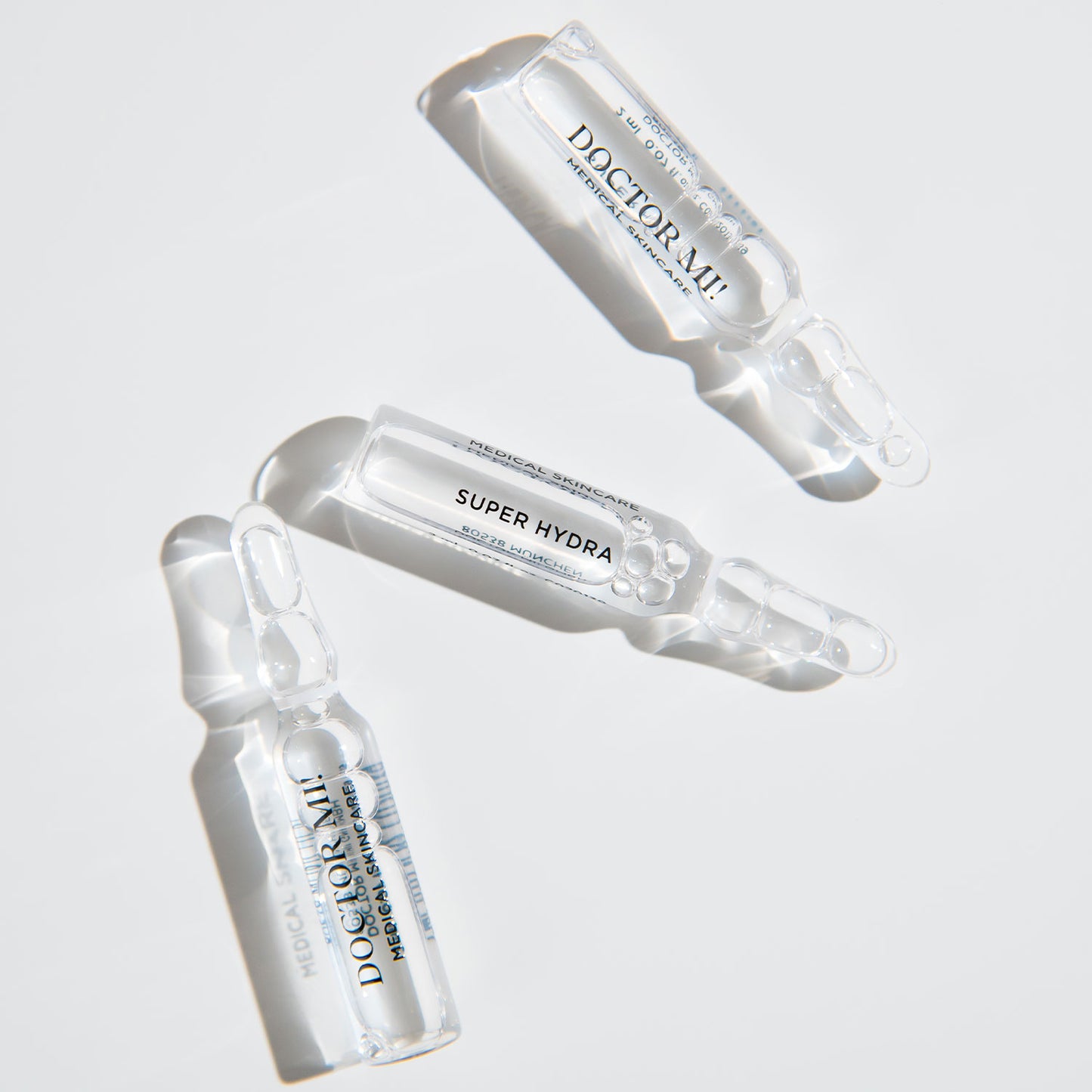 DOCTOR MI! SUPER HYDRA AMPOULES intensive Feuchtigkeit Ampullen für eine starke Hautbarriere und intensive Pflege in Glasampullen Verpackung auf weißem Hintergrund