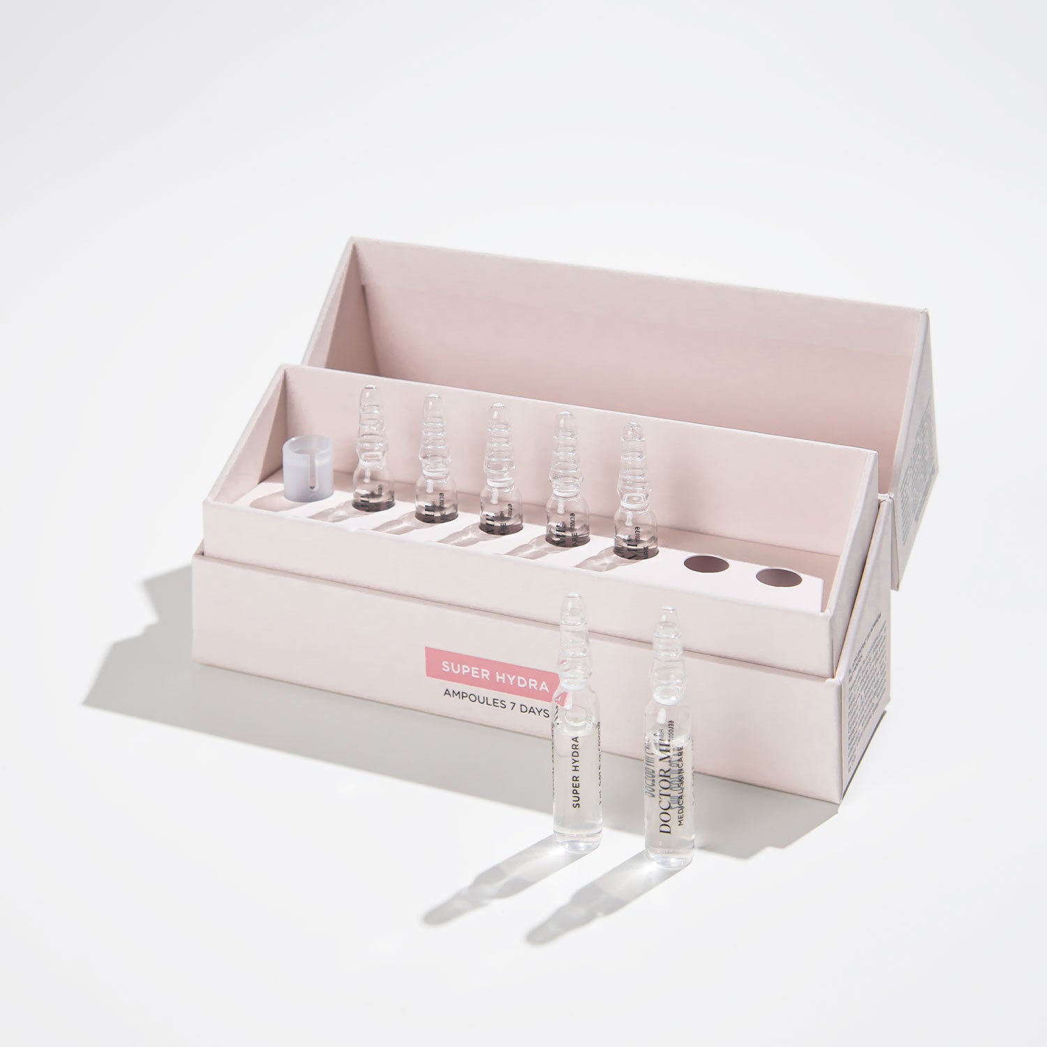 DOCTOR MI! SUPER HYDRA AMPOULES intensive Feuchtigkeit Ampullen für eine starke Hautbarriere und intensive Pflege in weißer Verpackung mit Glasampullen auf grauem Hintergrund