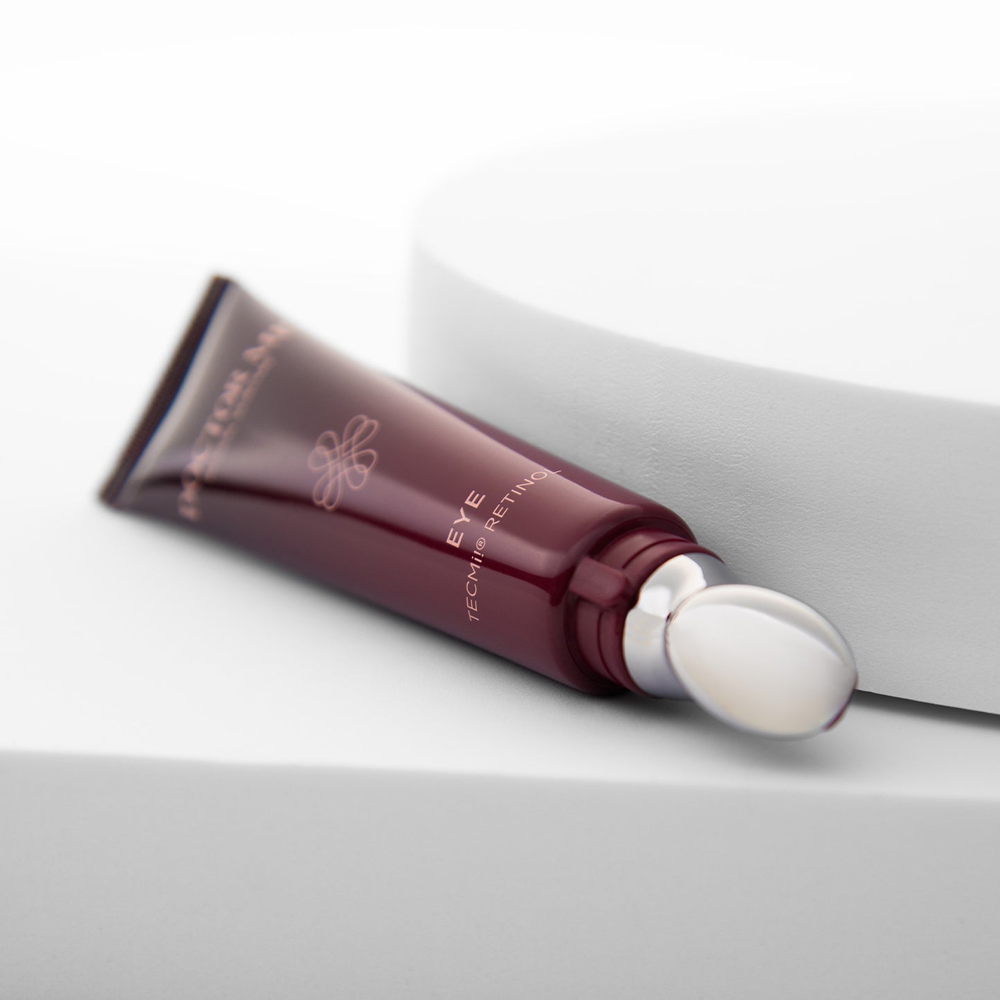 DOCTOR MI! CORRECTING EYE CREAM hochwirksame Anti-Aging-Augenpflege mit TECMi!® Technologie in roter Tube und Präzisionsapplikator auf weißem Hintergrund für Anti-Augenringe
