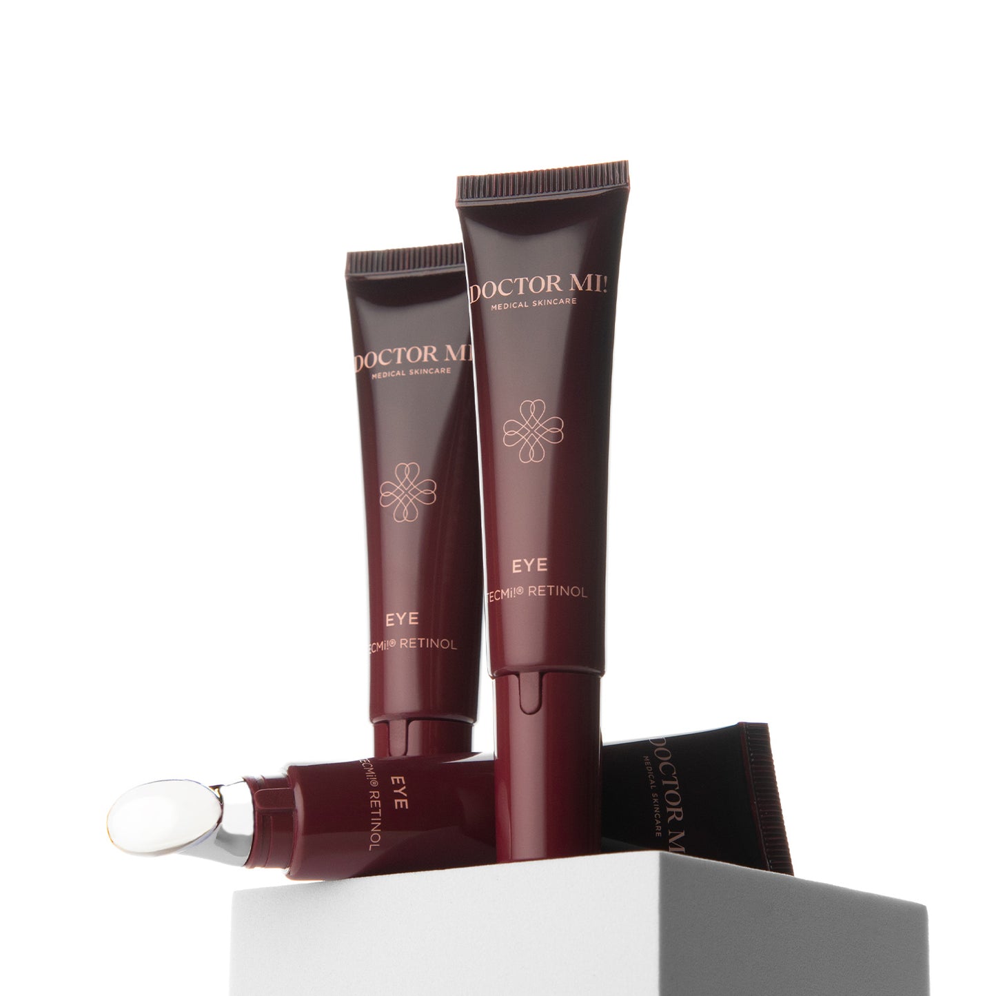 DOCTOR MI! CORRECTING EYE CREAM hochwirksame Anti-Aging-Augenpflege mit TECMi!® Technologie in roter Tube und Präzisionsapplikator auf weißem Hintergrund für Anti-Augenringe