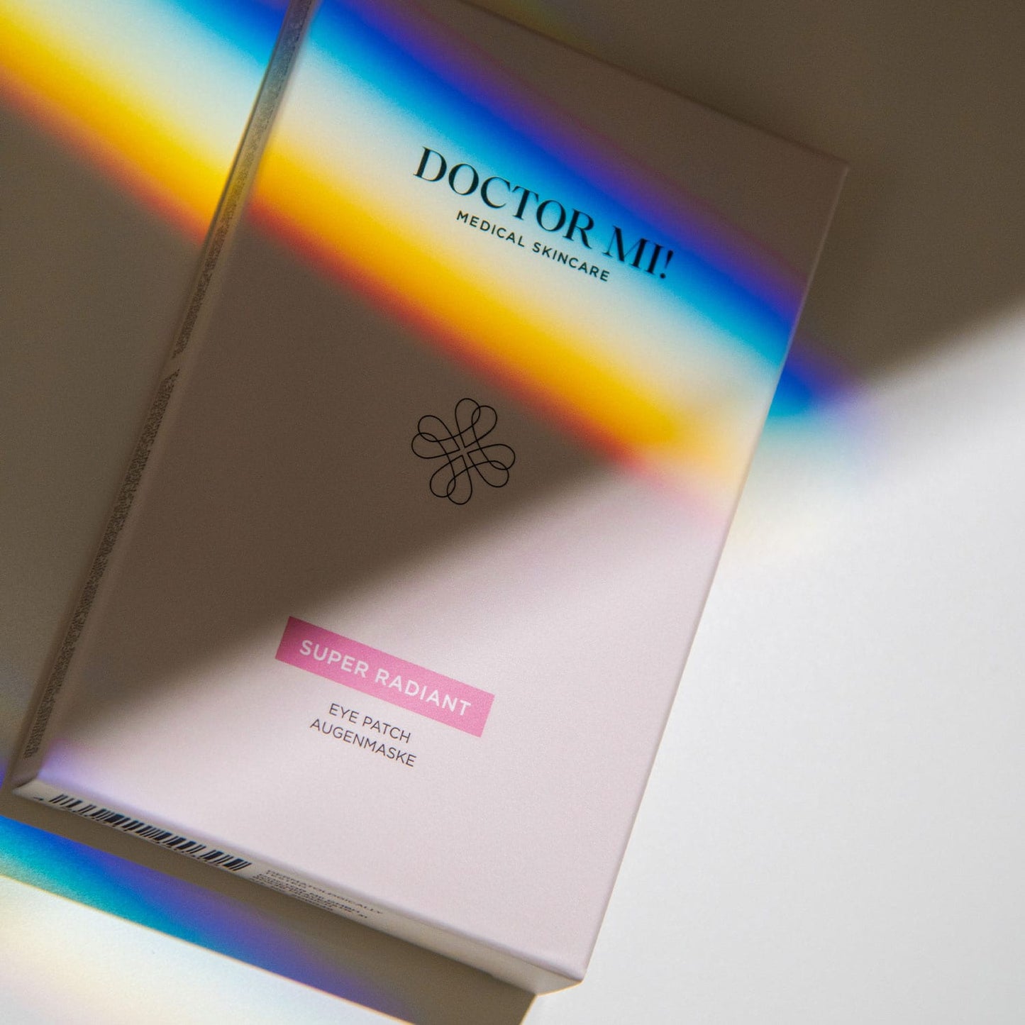 DOCTOR MI! SUPER RADIANT EYE PATCHES Augenpatches aus natürlichen Biocellulose-Fasern für einen sofortigen Strahlkraft-Booster für müde Augen in weißer Verpackung auf weißem Hintergrund