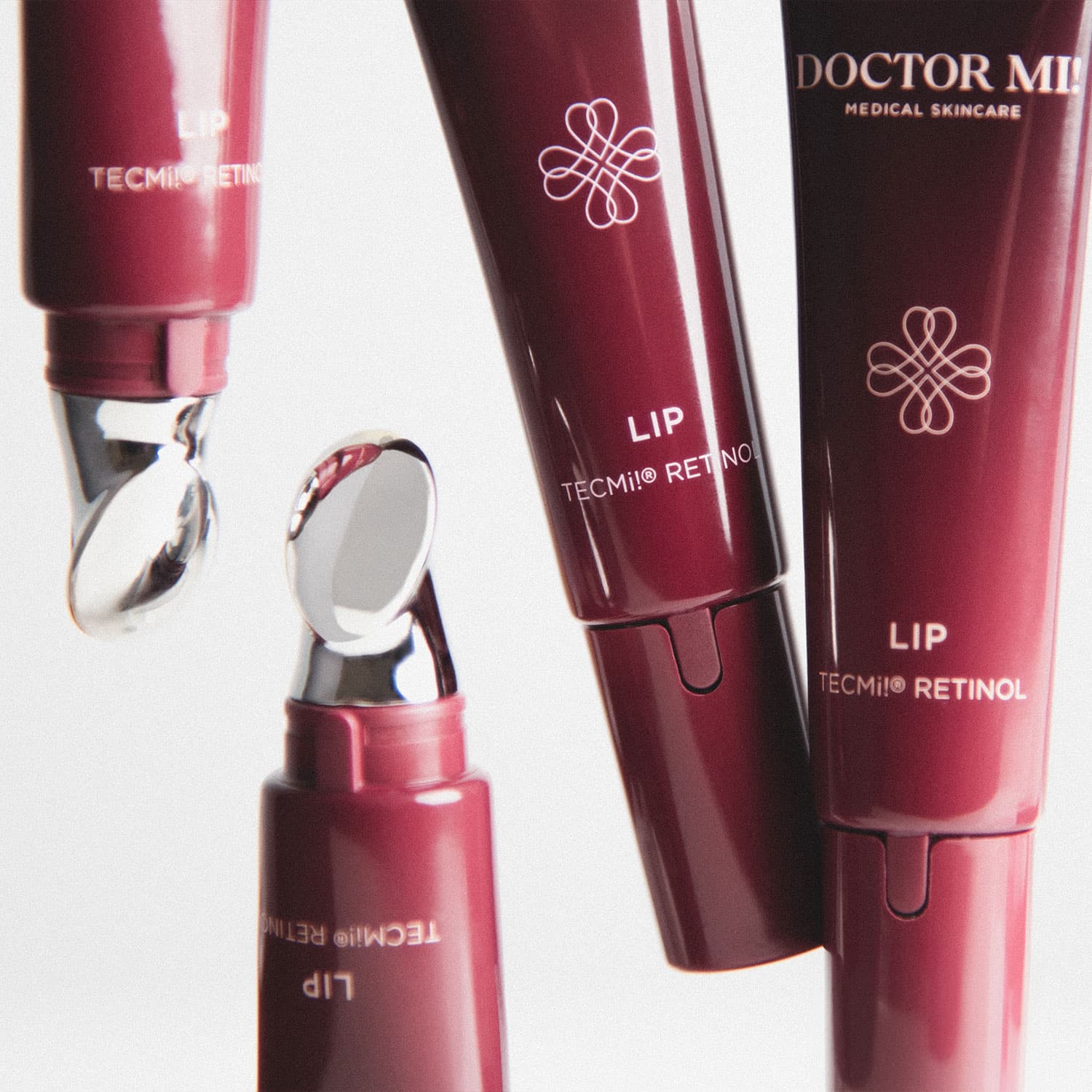 DOCTOR MI! PLUMPING LIP CARE intensive Lippenpflege mit Retinol TECMi!® Technologie für umfassende Zellerneuerung in roter Tube auf weißem Hintergrund