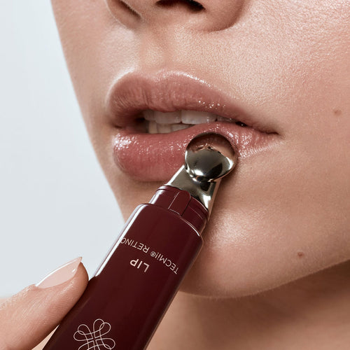 DOCTOR MI! PLUMPING LIP CARE intensive Lippenpflege mit Retinol TECMi!® Technologie für durchfeuchte und voluminöse Lippen in roter Tube mit Applikator auf Modellippe