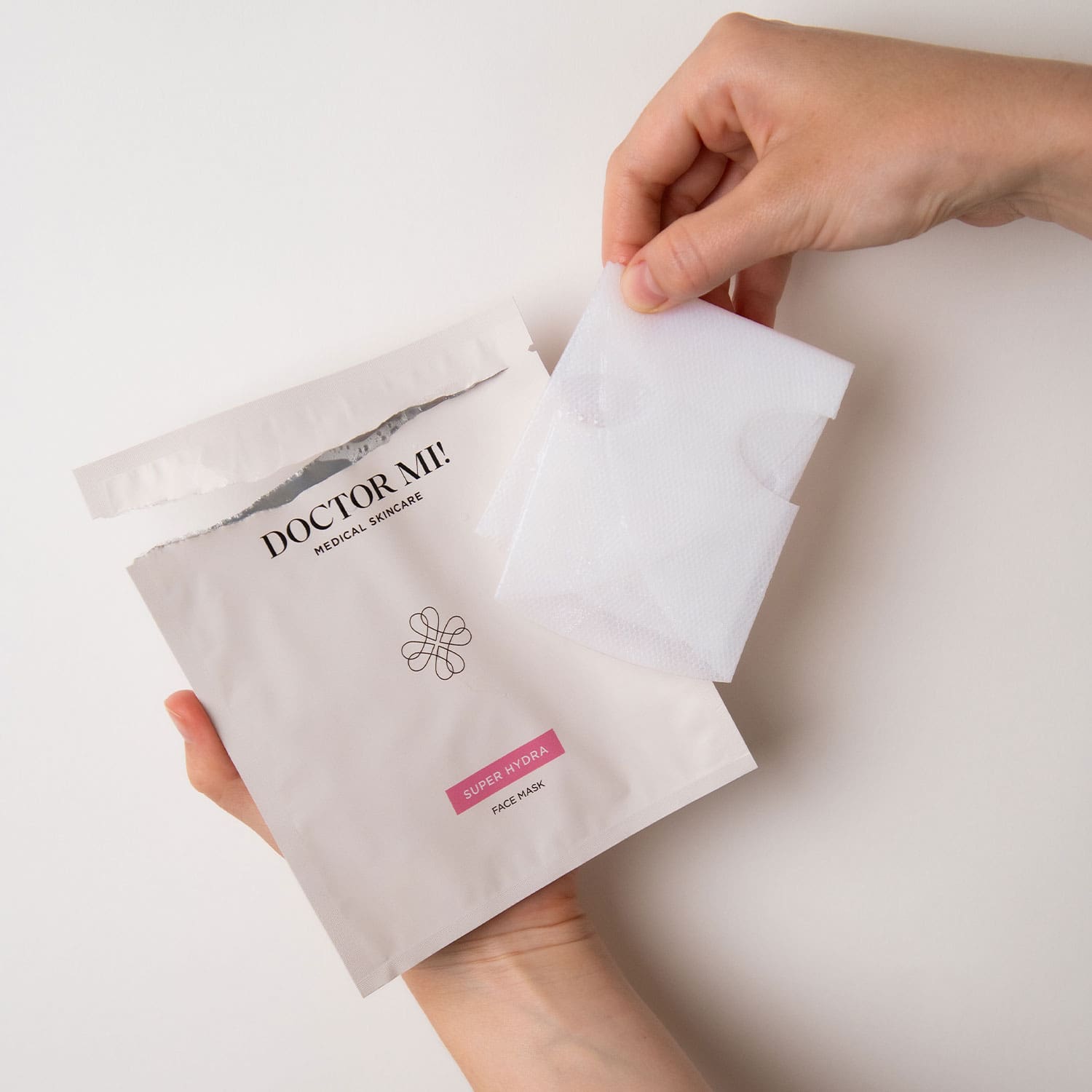 DOCTOR MI! SUPER HYDRA FACE MASK intensive Feuchtigkeits-Gesichtsmaske aus natürlichen Biocellulose-Fasern in offener weißer Verpackung mit weißer Textur
