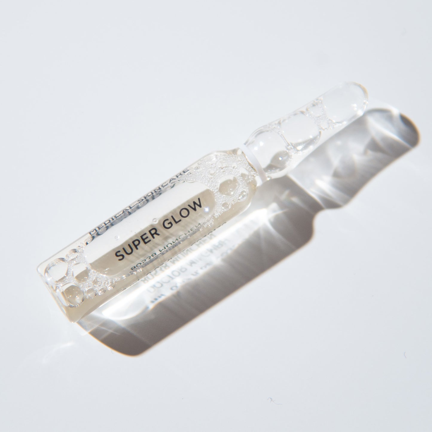 DOCTOR MI! SUPER GLOW AMPOULES kraftvolle Pflegekur für intensiven Glow Boost und einen frischen, strahlenden Teint in Glasampullen Verpackung auf weißem Hintergrund