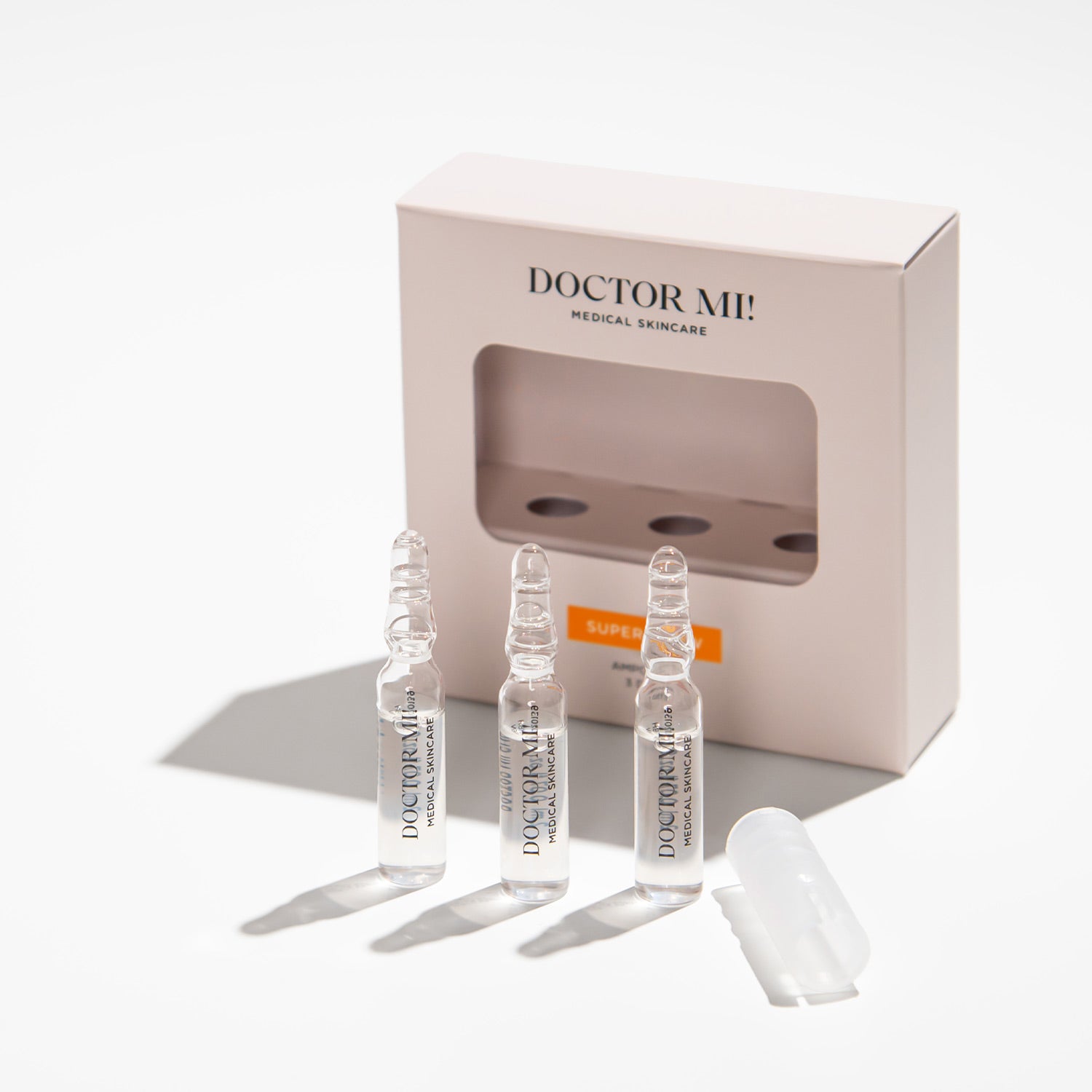 DOCTOR MI! SUPER GLOW AMPOULES kraftvolle Pflegekur für intensiven Glow Boost und einen frischen, strahlenden Teint in Glasampullen Verpackung auf weißem Hintergrund