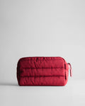 DOCTOR MI! BAG PUFFY RED praktische Kosmetiktasche in roter Steppoptik auf grauem Hintergrund 